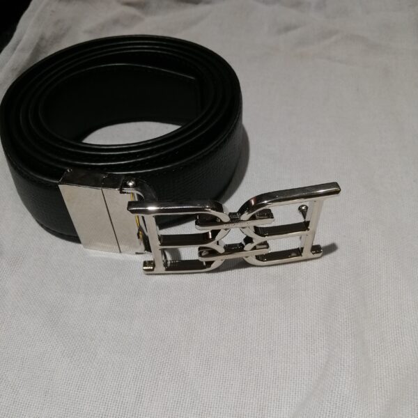 Ceinture en Cuir Noir avec Boucle Métallique Élégante