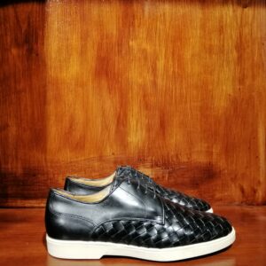 Chaussures en cuir tressé noir avec semelle blanche