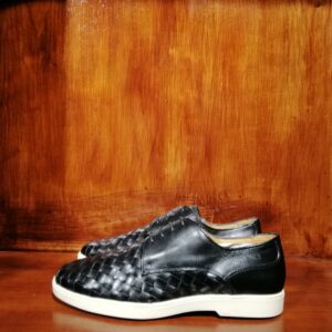 Chaussures en cuir tressé noir avec semelle blanche