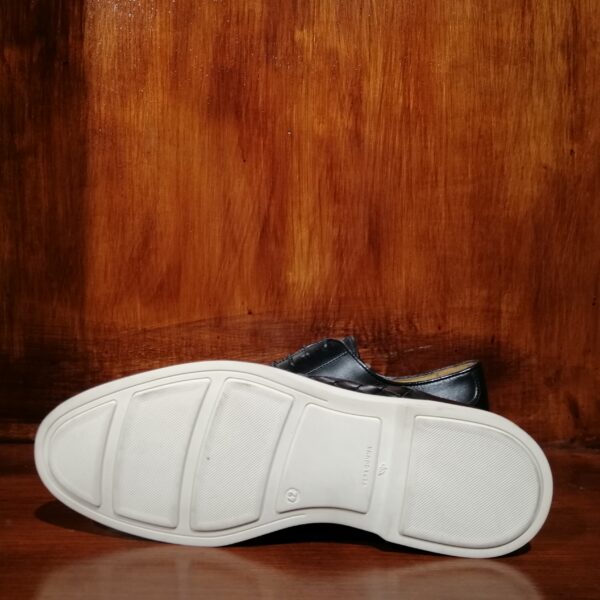 Chaussures en cuir tressé noir avec semelle blanche – Image 3