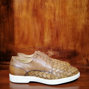 Chaussures en cuir tressé camel avec semelle blanche moderne