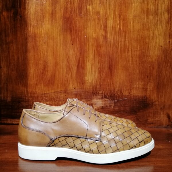 Chaussures en cuir tressé camel avec semelle blanche moderne