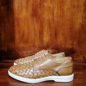 Chaussures en cuir tressé camel avec semelle blanche moderne