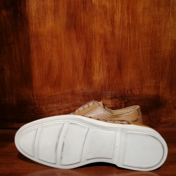 Chaussures en cuir tressé camel avec semelle blanche moderne – Image 3