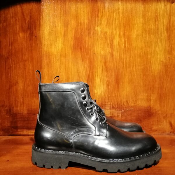 Bottines en cuir noir avec semelle crantée robuste