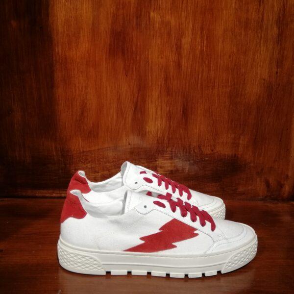 Baskets Blanches avec Détails Rouges – Édition Éclair - Image 2