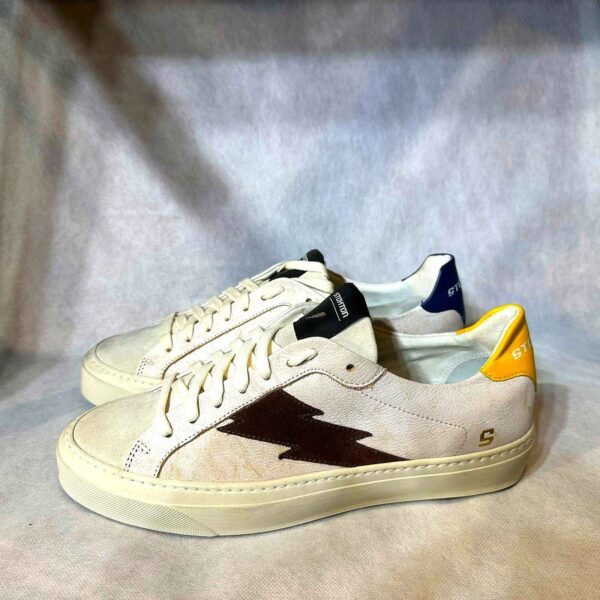 Sneakers Blanches avec Éclair et Détail Coloré au Talon