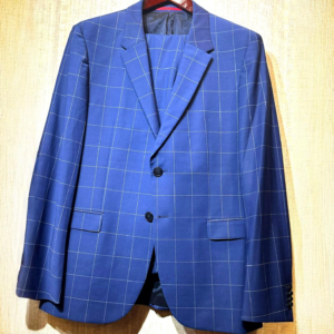 Costume bleu à carreaux élégants