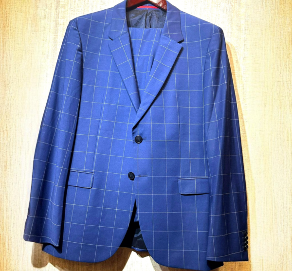 Costume bleu à carreaux élégants