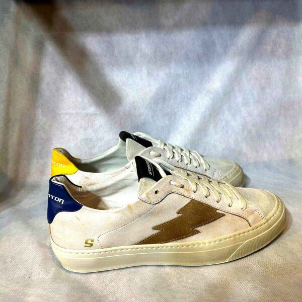 Sneakers Blanches avec Éclair et Détail Coloré au Talon - Image 2