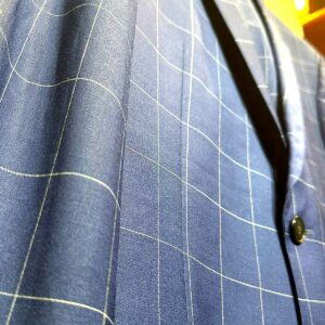 Costume bleu à carreaux élégants
